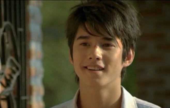 มาริโอ้ นักท่องเที่ยวใส่ชุดนักเรียนไทย