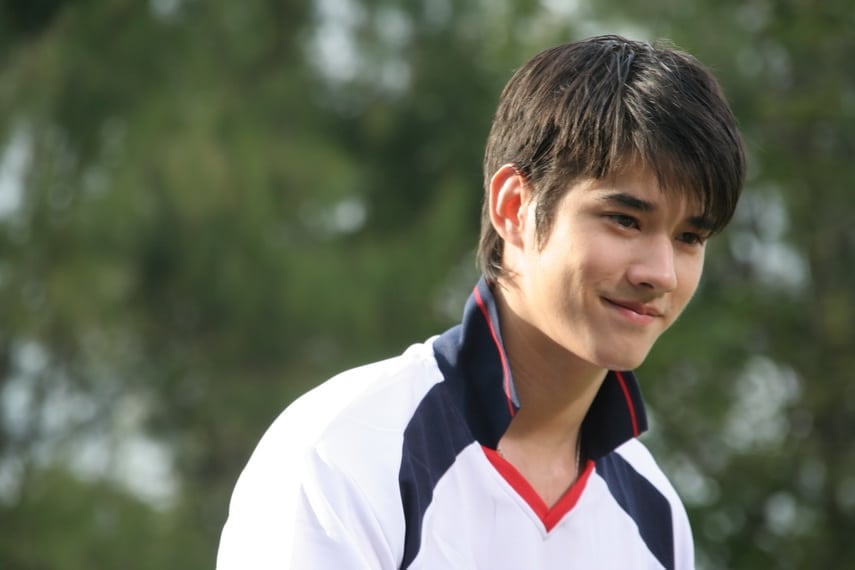 มาริโอ้ นักท่องเที่ยวใส่ชุดนักเรียนไทย