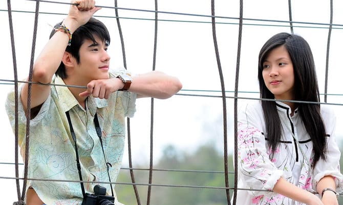 มาริโอ้ นักท่องเที่ยวใส่ชุดนักเรียนไทย