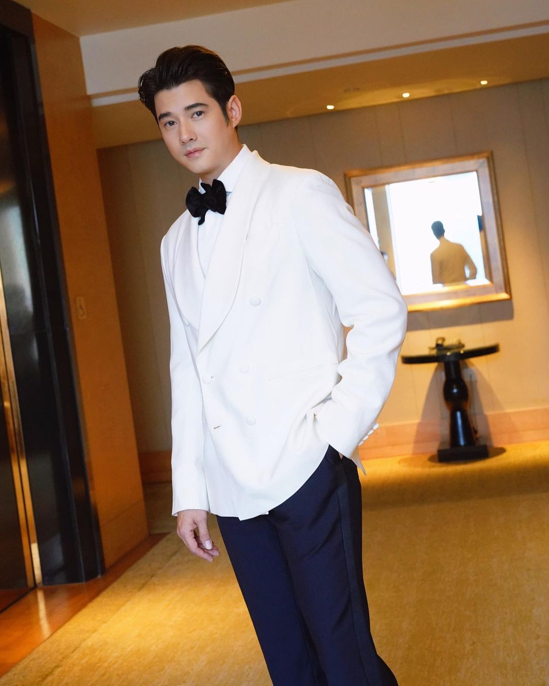 มาริโอ้ นักท่องเที่ยวใส่ชุดนักเรียนไทย