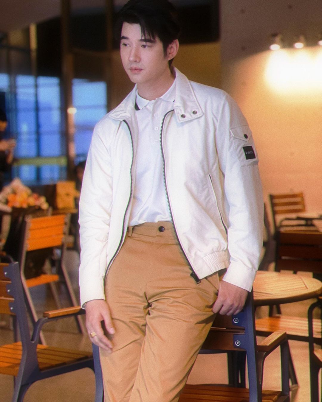 มาริโอ้ นักท่องเที่ยวใส่ชุดนักเรียนไทย