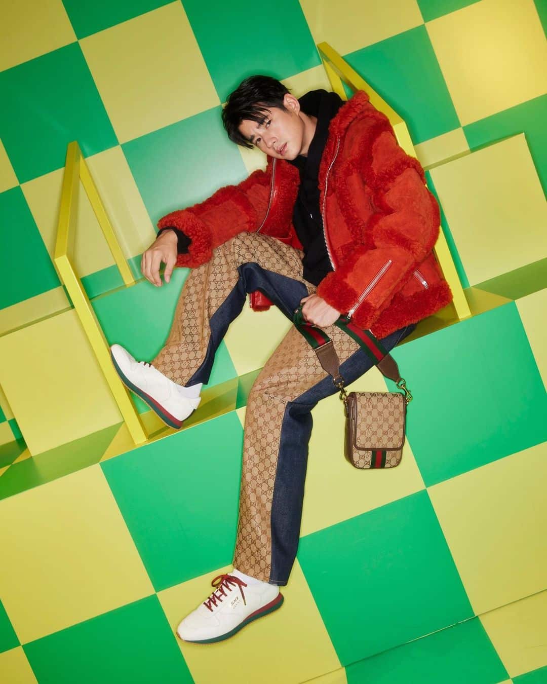 มาริโอ้ นักท่องเที่ยวใส่ชุดนักเรียนไทย