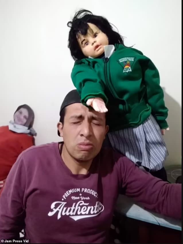 หนุ่มโคลอมเบีย หมั้นกับตุ๊กตา 2566