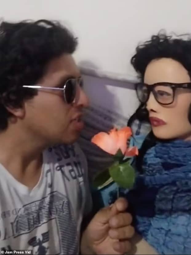 หนุ่มโคลอมเบีย หมั้นกับตุ๊กตา tiktok