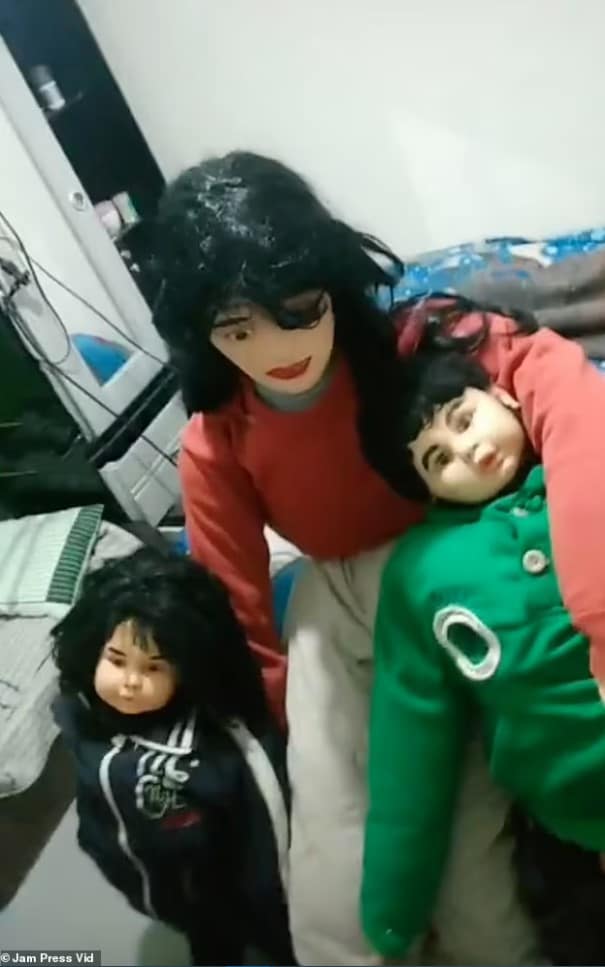 หนุ่มโคลอมเบีย หมั้นกับตุ๊กตา