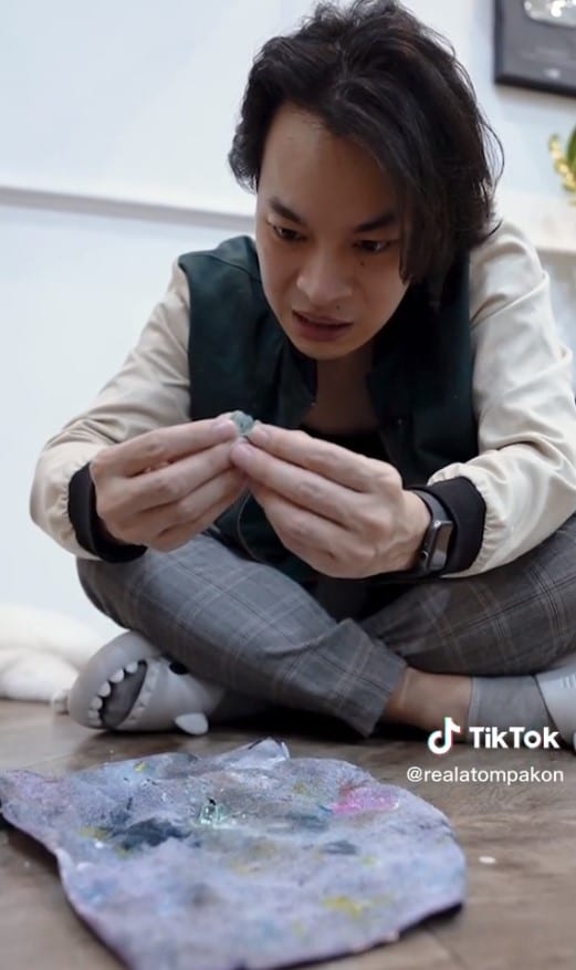 อะไรอยู่ข้างในลูกแก้ว
