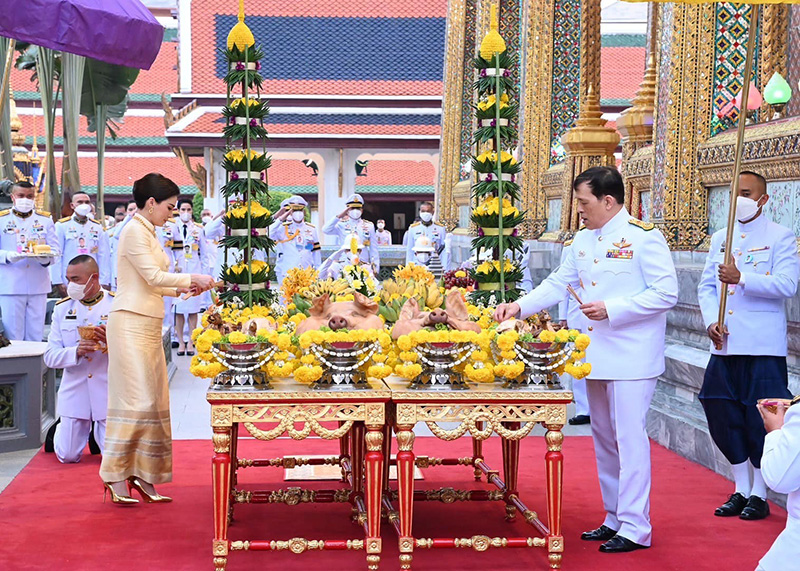 ในหลวง พระราชินี วันมาฆบูชา