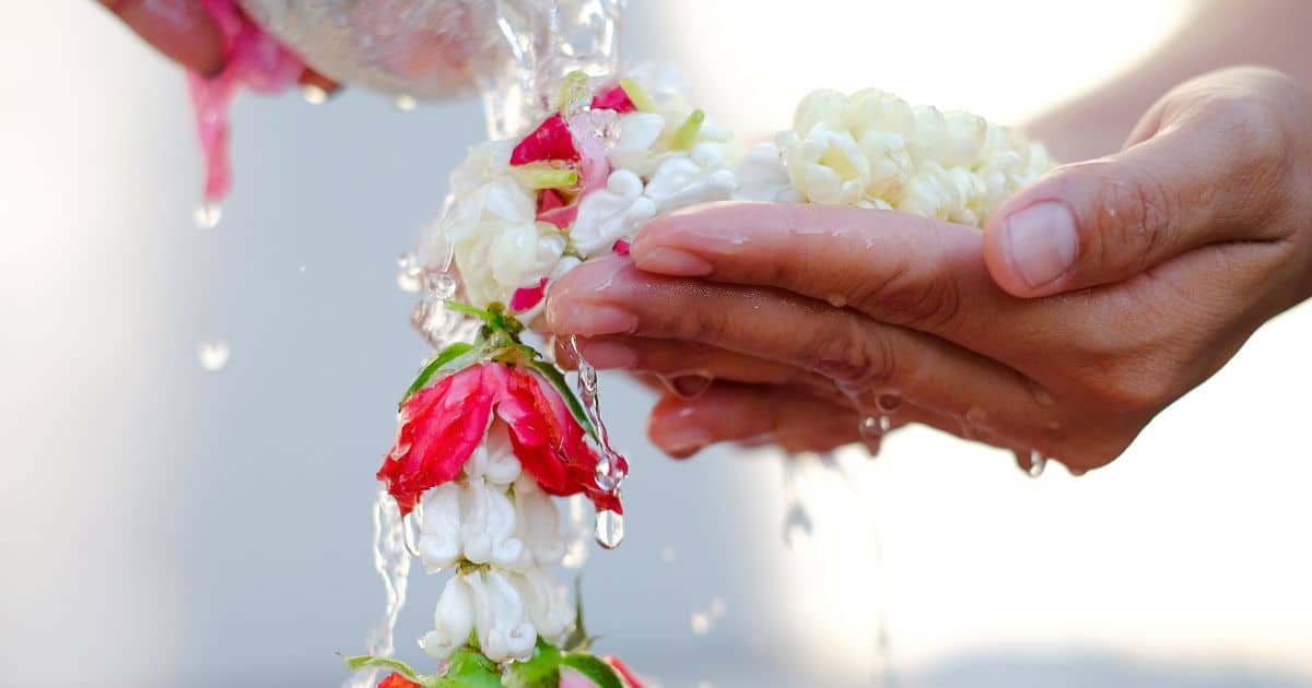 ขั้นตอนการรดน้ำดำหัว สงกรานต์ 2566