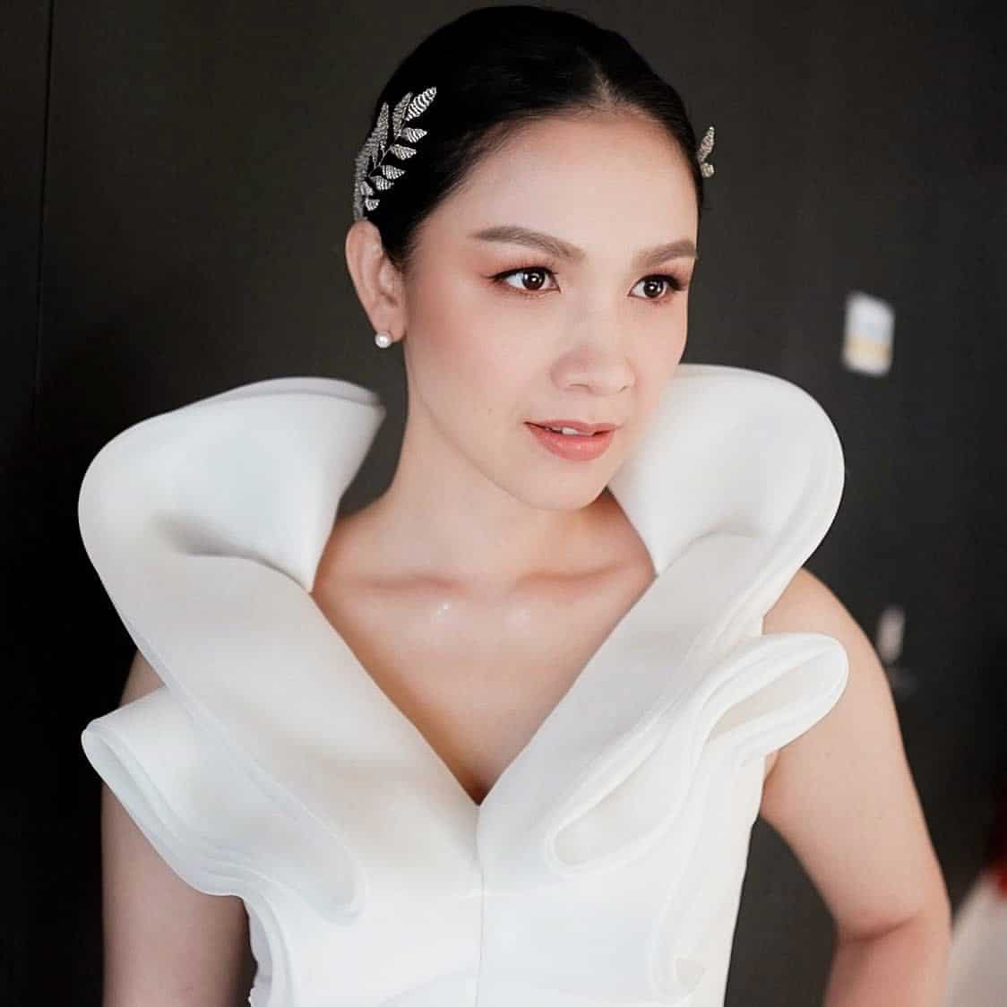 กบ สุวนันท์ ถ่ายแบบในชุดราตรีสีขาว คอปกตั้ง