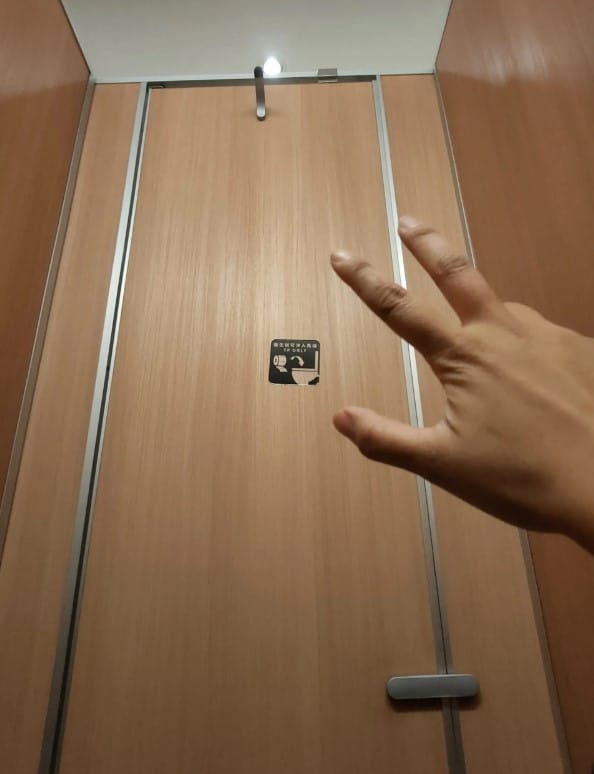 ตะขอหลังประตูห้องน้ำ มีไว้ทำอะไร