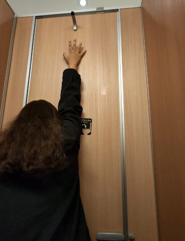 ตะขอหลังประตูห้องน้ำ มีไว้ทำอะไร