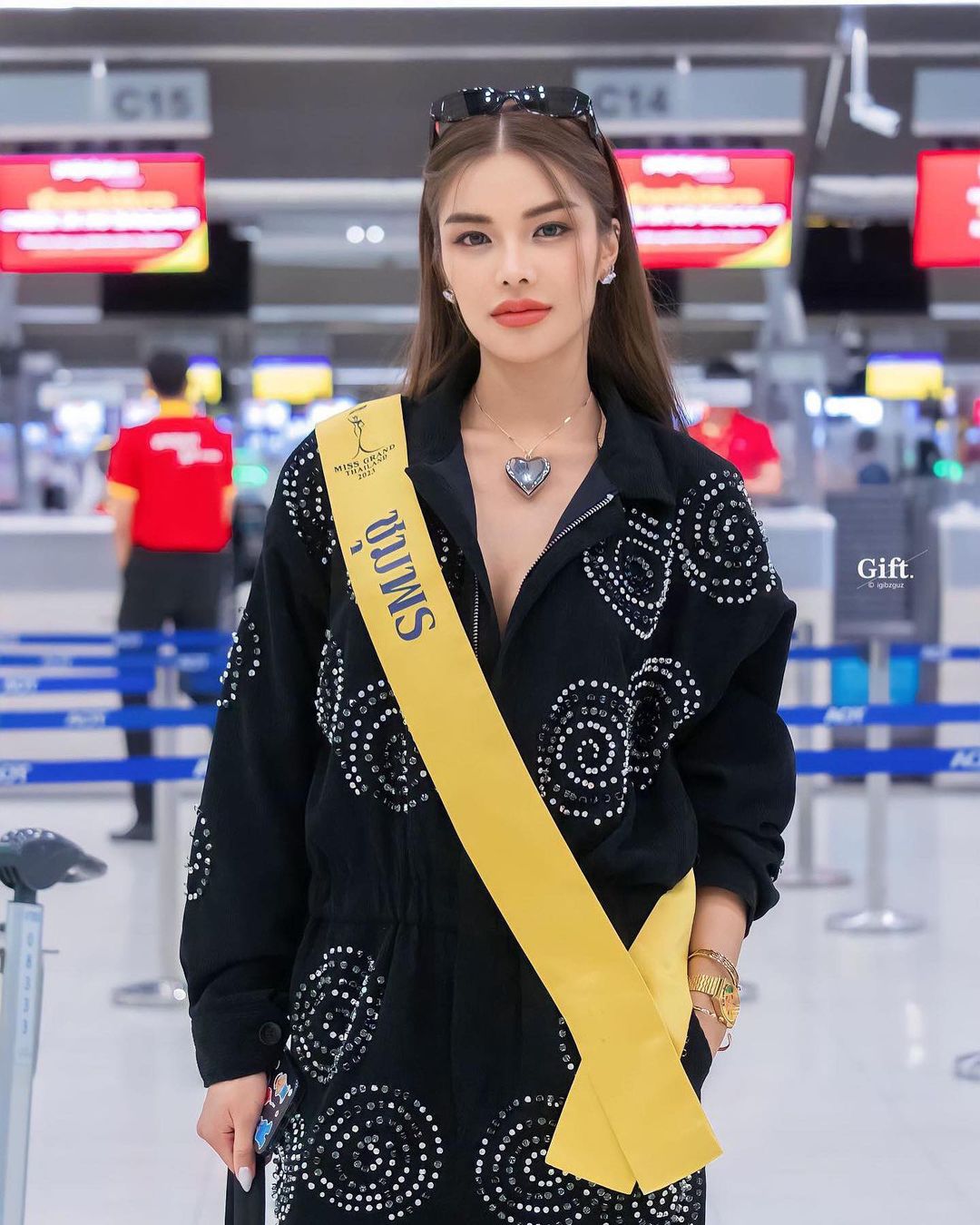 ประวัติ 'อุ้ม ทวีพร'