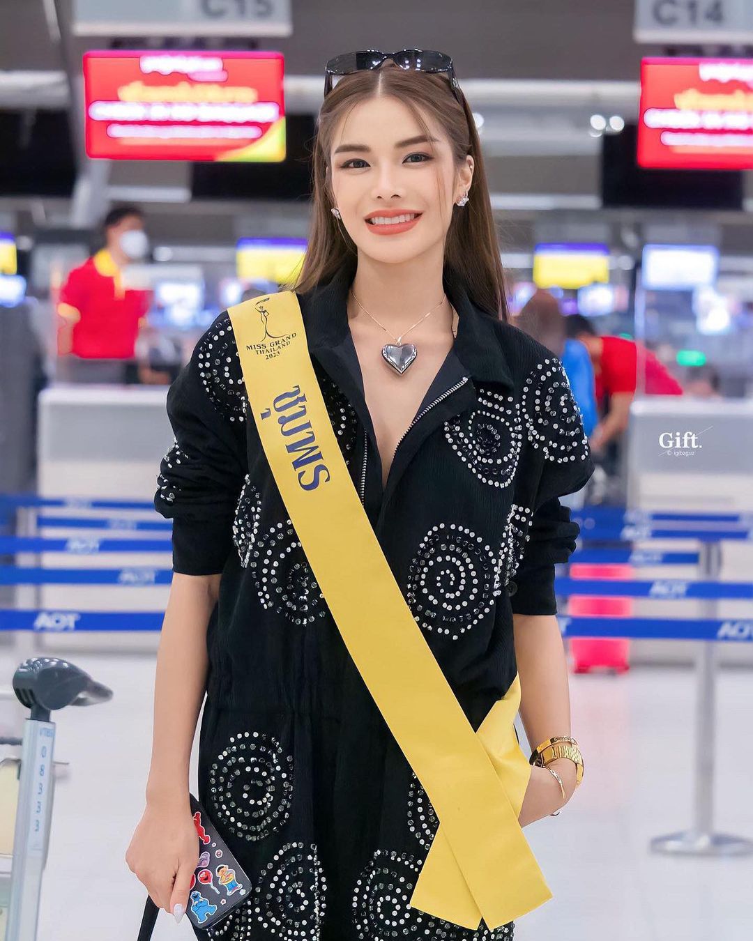 ประวัติ 'อุ้ม ทวีพร'