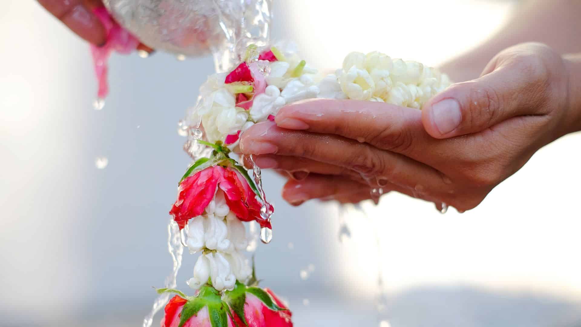 ฝันว่าเล่นสงกรานต์กับคนที่ตายแล้ว