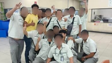 พนักงานโรงงานดัง รวมตัวกินข้าวมื้อสุดท้าย