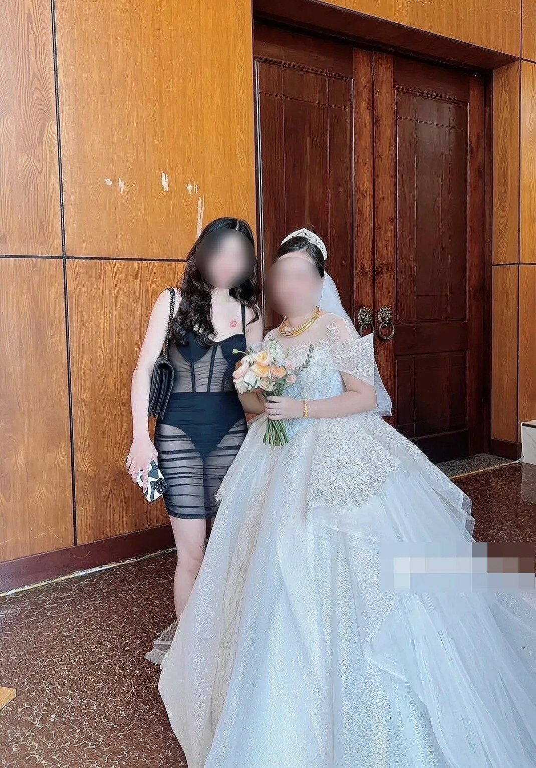 สาวใส่ชุดซีทรูไปงานแต่ง โดนชาวเน็ตจวกยับ