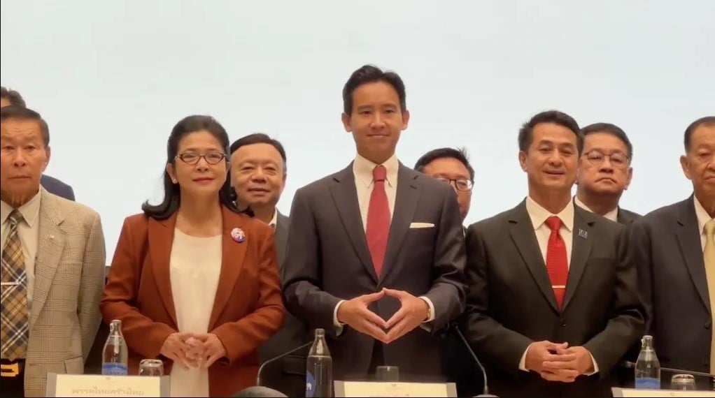 Hand Steeple ท่ายืน พิธา