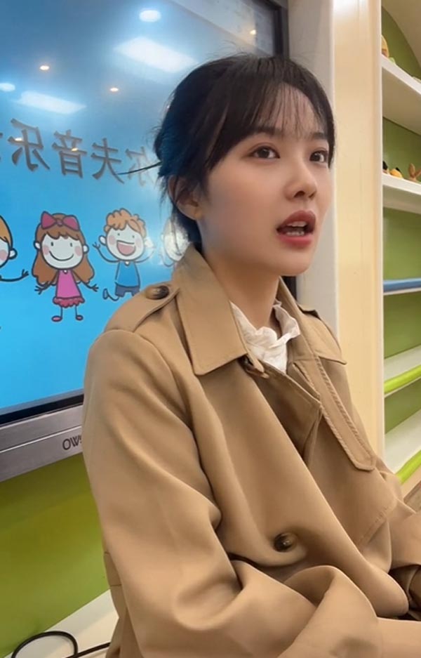 ครูสาวชาวจีน ตัดสินใจลาออกหลังไลฟ์สดครั้งแรก