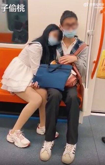 คลิปคู่รักจีนนั่งรถไฟ