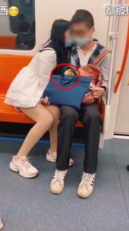 คู่รักจีนรถไฟใต้ดิน