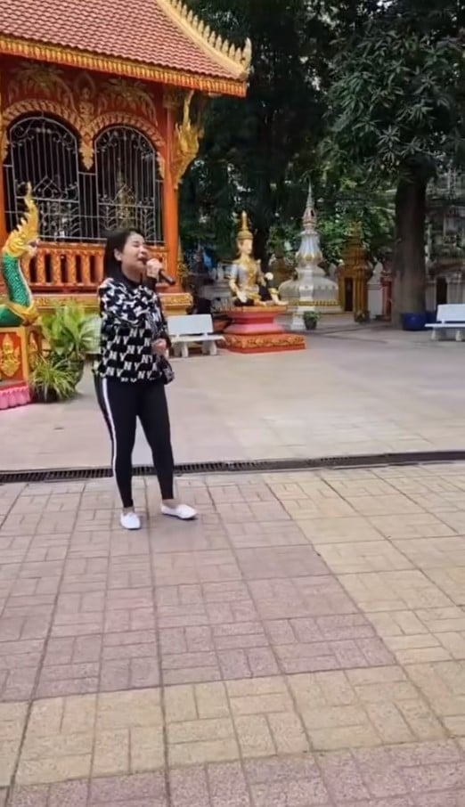 ตั๊ก ศิริพร ร้องเพลงในวัดลาว