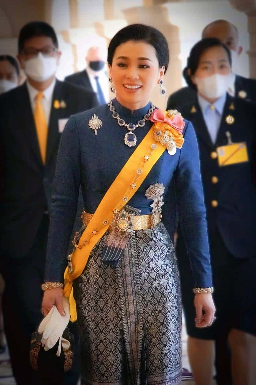 สมเด็จพระนางเจ้าฯ พระบรมราชินี ในฉลองพระองค์ชุดไทย