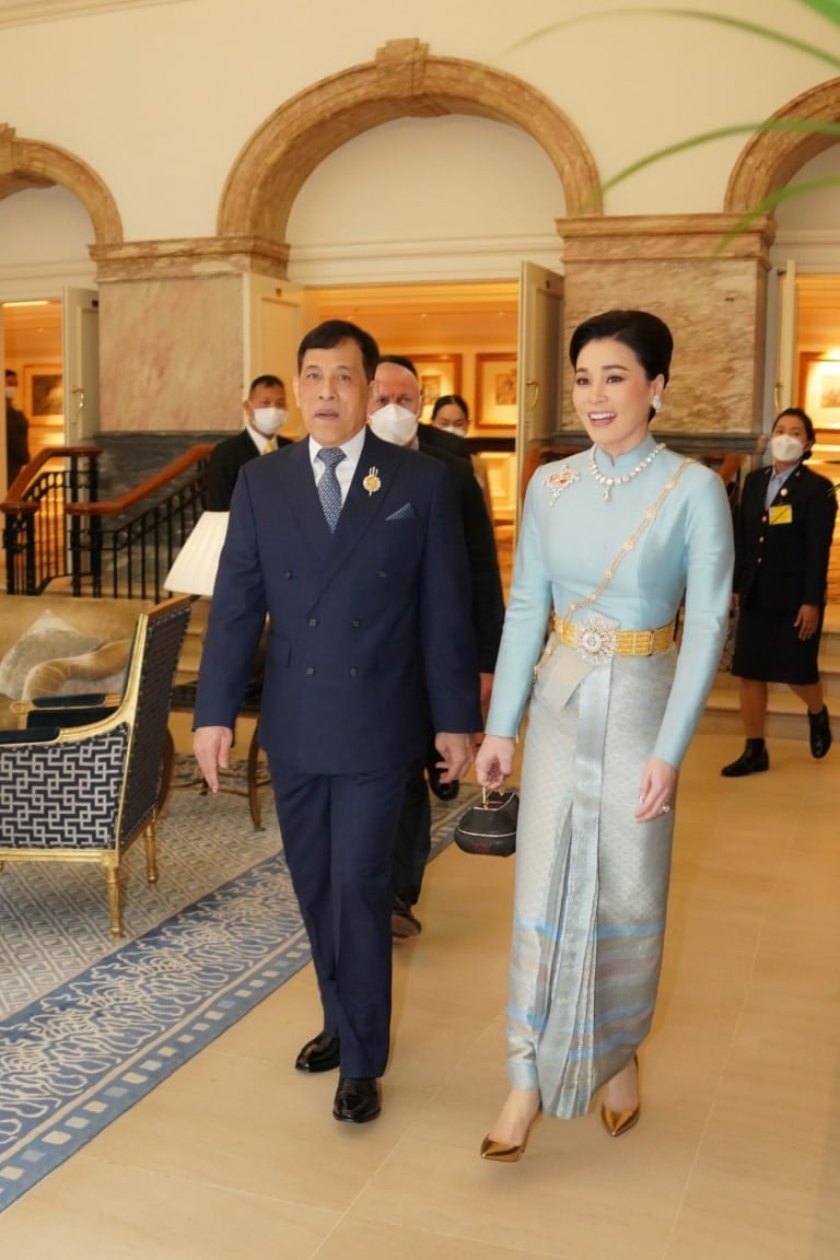 สมเด็จพระนางเจ้าฯ พระบรมราชินี ในฉลองพระองค์ชุดไทย