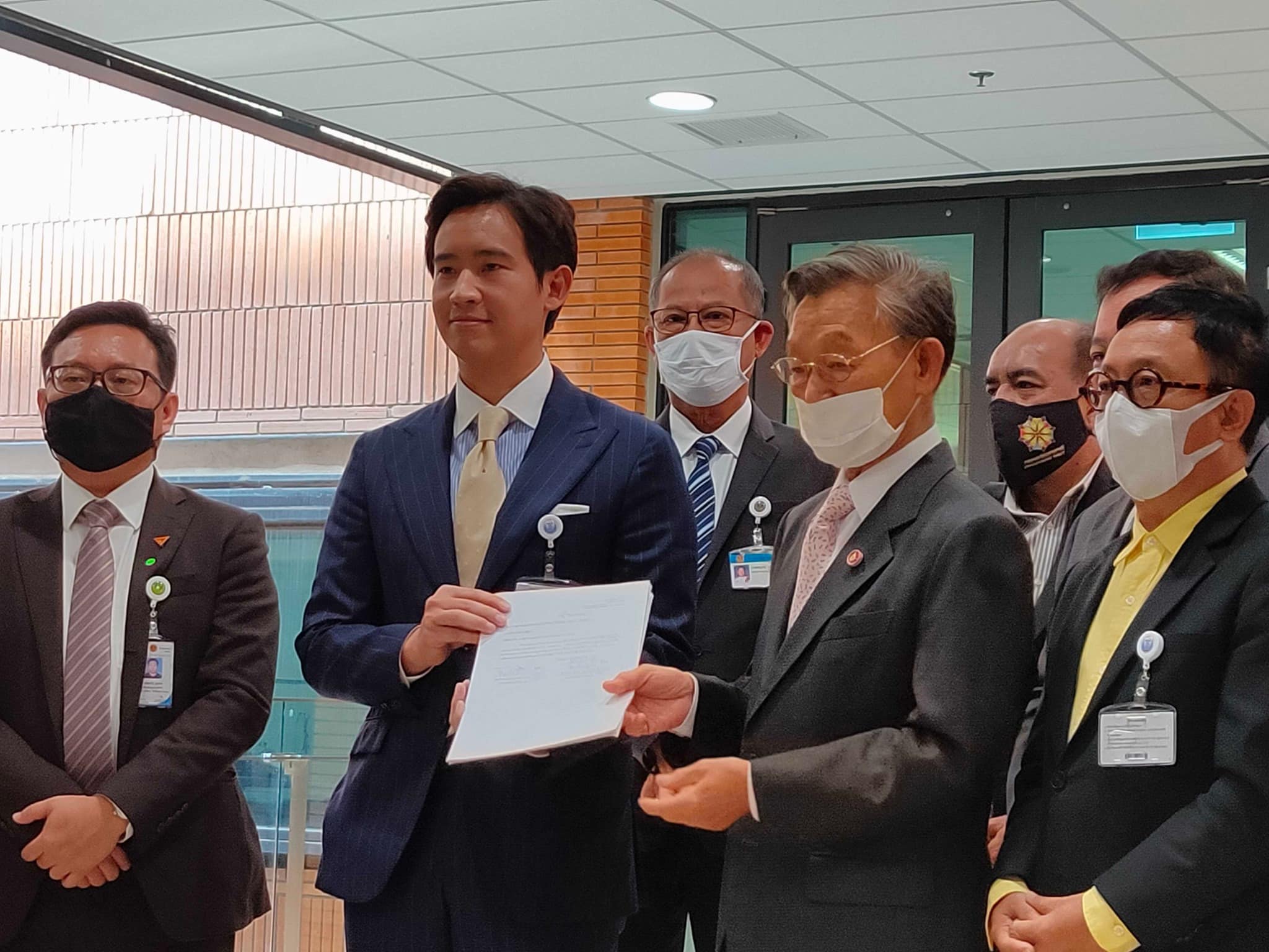 พิธา ชวนหลีกภัย