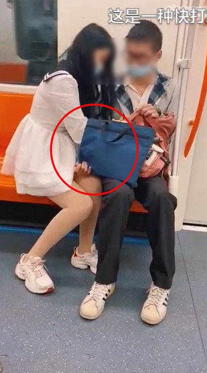 รถไฟใต้ดิน คู่รัก