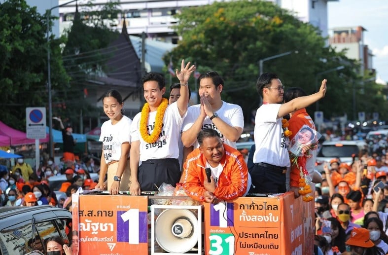 ทะเบียนรถพิธา เลขเด็ดว่าที่นายก ลงพื้นที่ สมุทรสาคร-สมุทรสงคราม