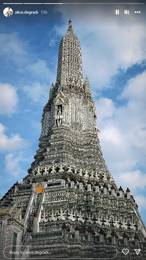 นักกีฬาวอลเลย์บอลหญิงอิตาลี โพสต์เสาไฟ วัดอรุณ