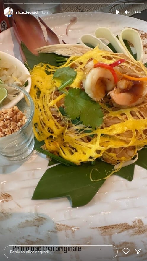 นักกีฬาวอลเลย์บอลหญิงอิตาลี โพสต์เสาไฟ