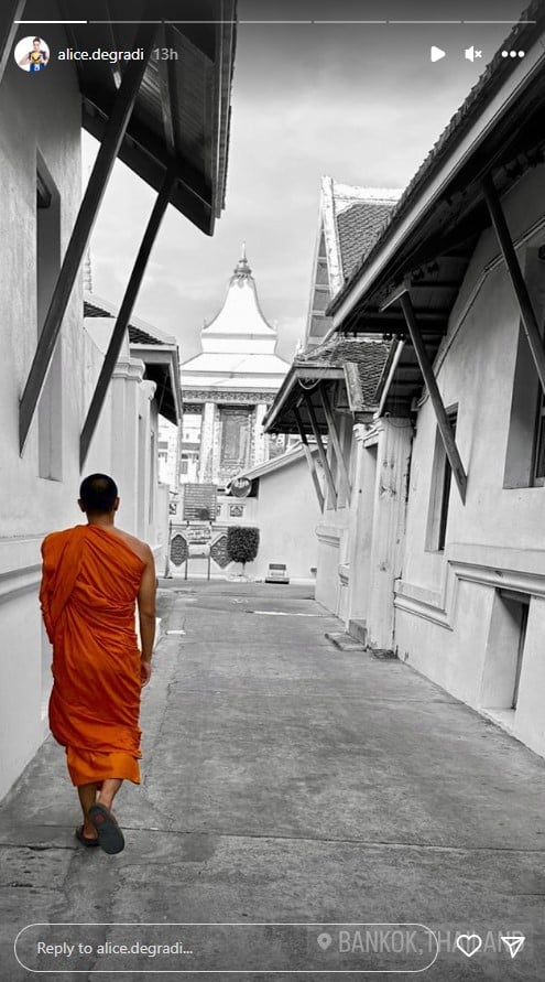 นักกีฬาวอลเลย์บอลหญิงอิตาลี โพสต์เสาไฟกรุงเทพ