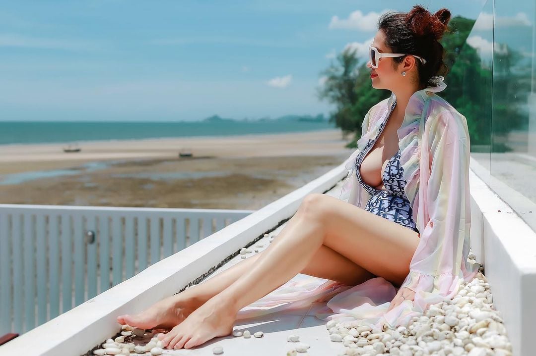 ประวัติ จูน เพ็ญชุลี