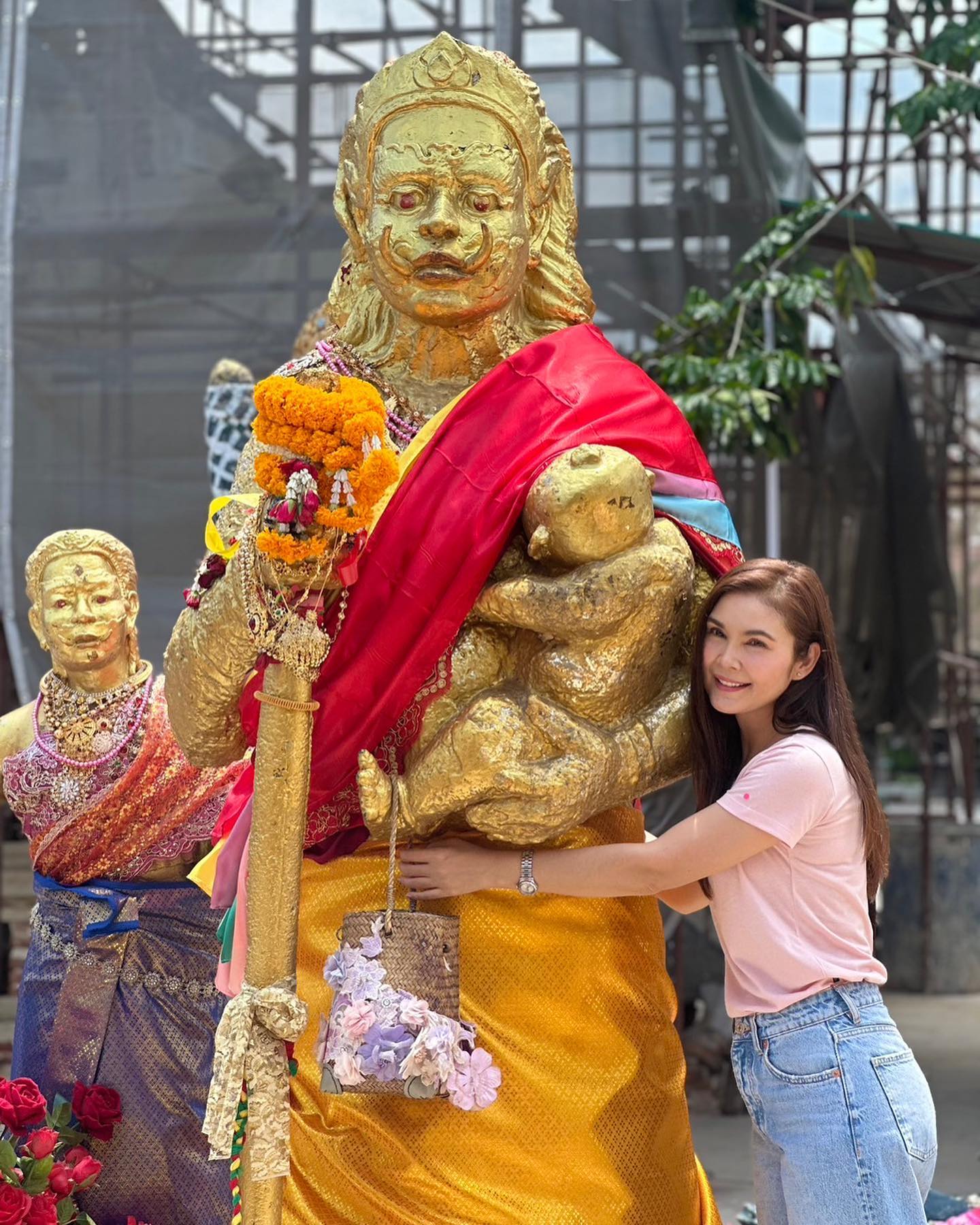 ฝน ธนสุนธน อายุ 48 ปี