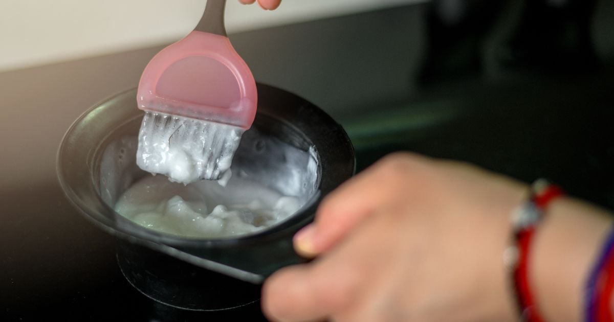 ฝันว่าย้อมผมสีดำ