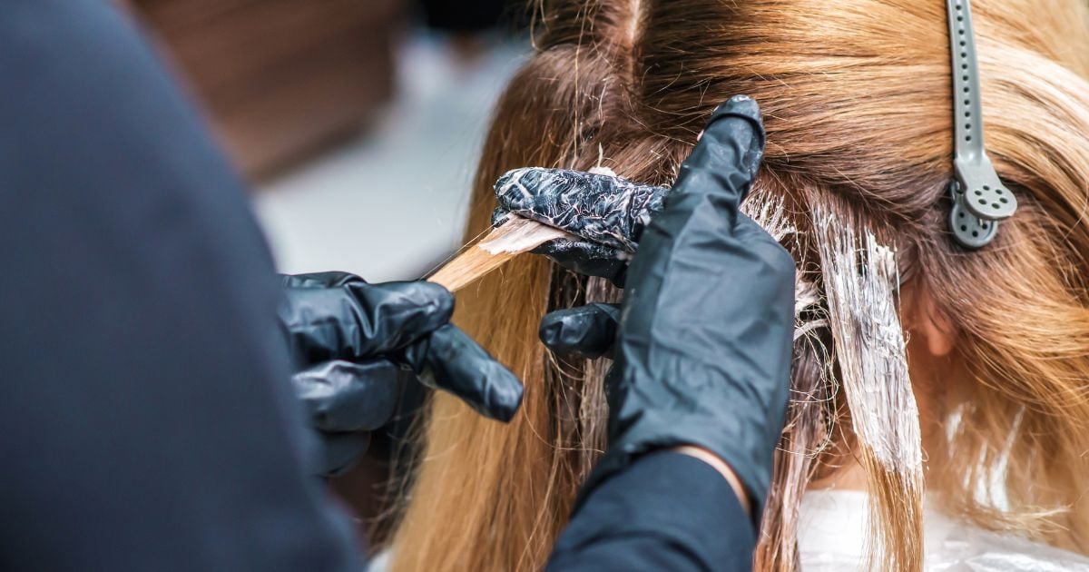 ฝันว่าย้อมสีผมให้ตัวเอง ทำนายฝัน