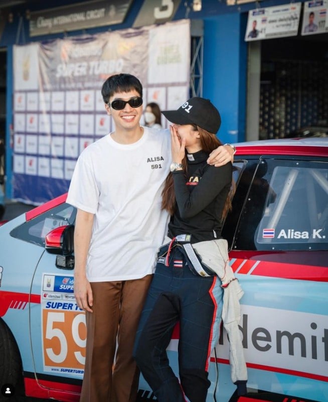 พี่สาวโอบ โพสต์