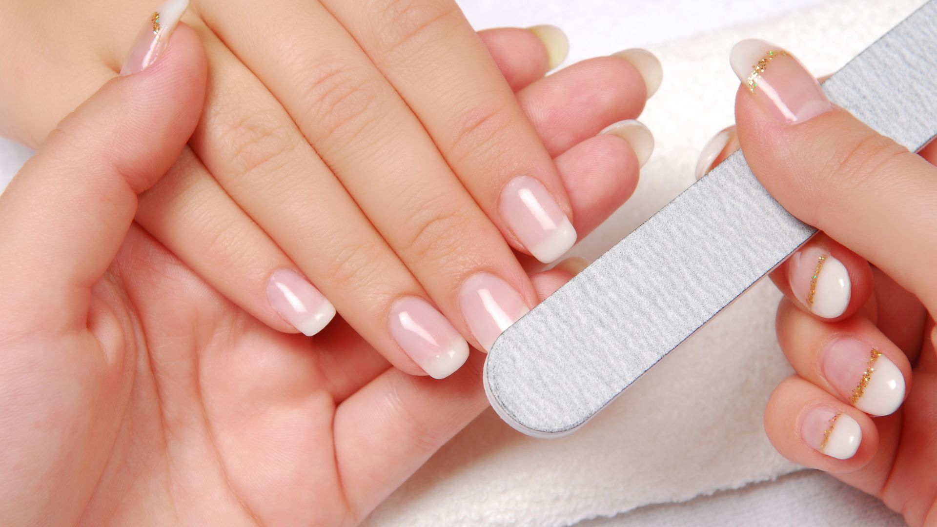 วิธีติดเล็บปลอมด้วยตัวเองให้ติดทน (1)