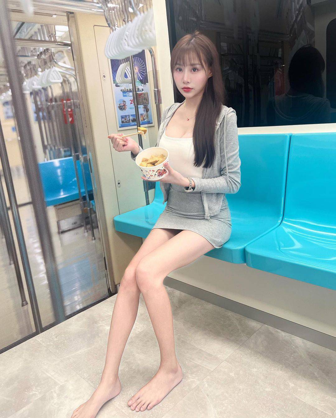 สาวสวยกินไก่บนรถไฟ