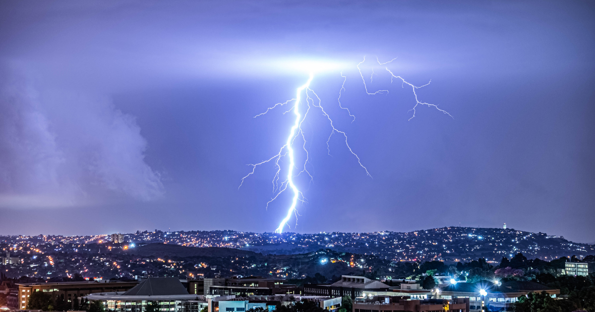 ทําไมไฟฟ้าสถิต จึงเกิดได้ในฤดูฝน