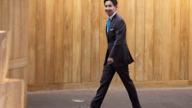 พิธา เดินออกจากห้องประชุม