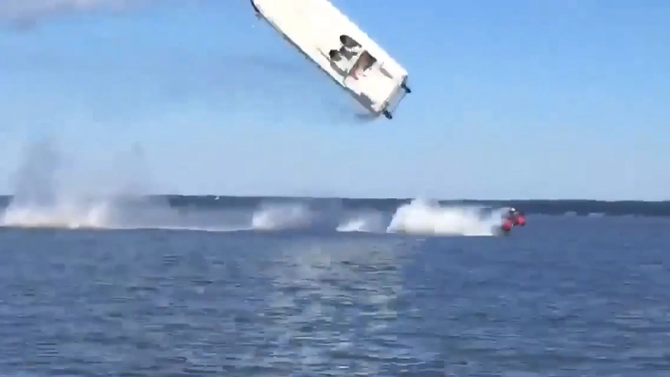 คลิปสยอง เรือสปีดโบ๊ท พลิกกลางเวหาเกือบ 300 กิโลเมตร/ชม. เหวี่ยงคนตาย 2 ศพ