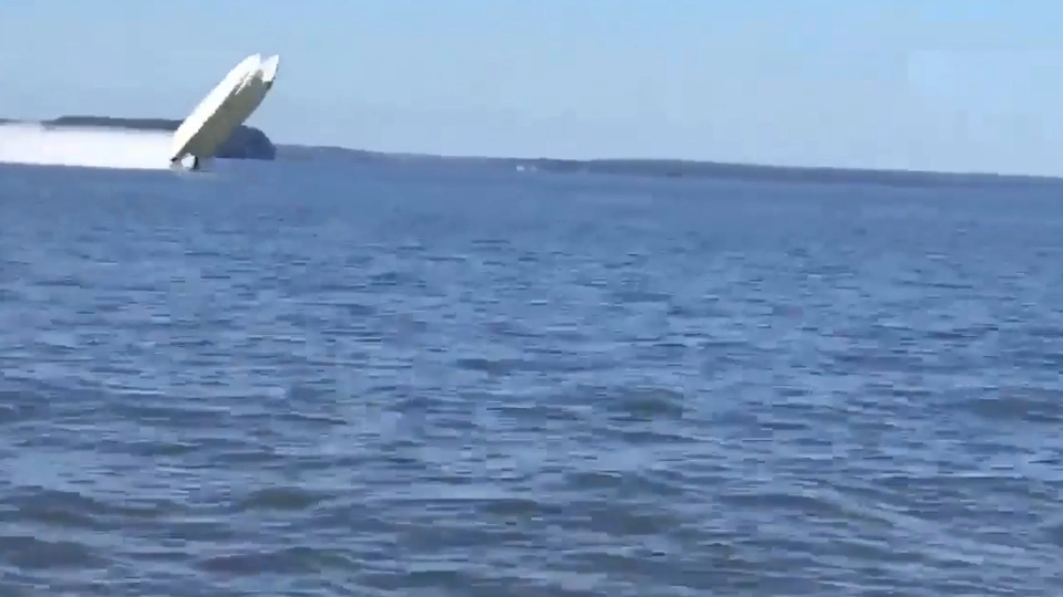 คลิปสยอง เรือสปีดโบ๊ท พลิกกลางเวหาเกือบ 300 กิโลเมตร/ชม. เหวี่ยงคนตาย 2 ศพ