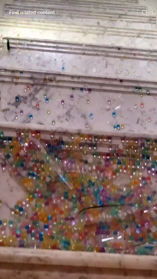 กลิ้งขวดตกบันได้