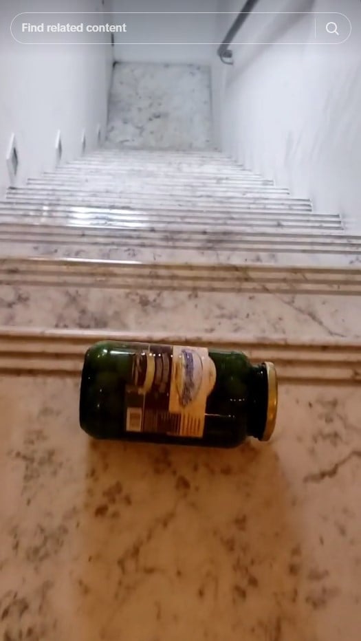 กลิ้งขวดตกบันได้