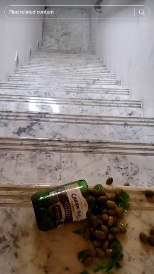 กลิ้งขวดตกบันได้