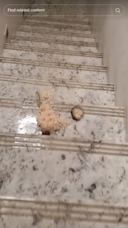 กลิ้งขวดตกบันได้