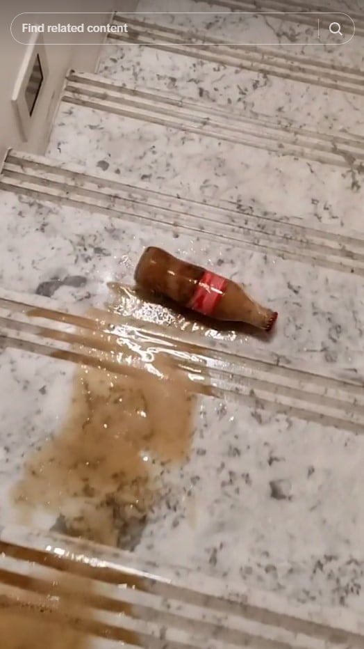 กลิ้งขวดตกบันได้