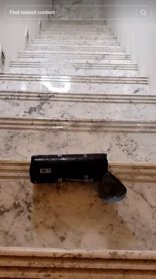 กลิ้งขวดตกบันได้